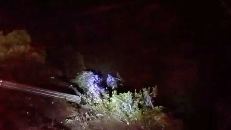 Un conductor de un tractocamión, murió al caer a un barranco de más de 30 metros de profundidad en la autopista Puebla-Orizaba, a la altura de las Cumbres de Maltrata.