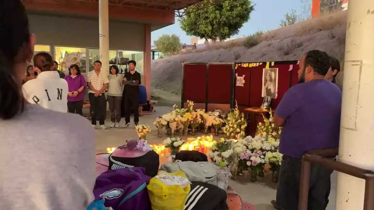 Colocaron un altar en honor y memoria de la arquitecta Gemma Trejo Rodríguez, quien fue privada de la vida por su ex pareja en la colonia Cerrito Colorado el pasado domingo, los asistentes colocaron flores blancas, veladoras, notas y fotografías de la maestra Gemma, quienes no solo la recordaron como compañera, maestra y amiga, sino también por su pasión y dedicación a los alumnos en su trabajo.