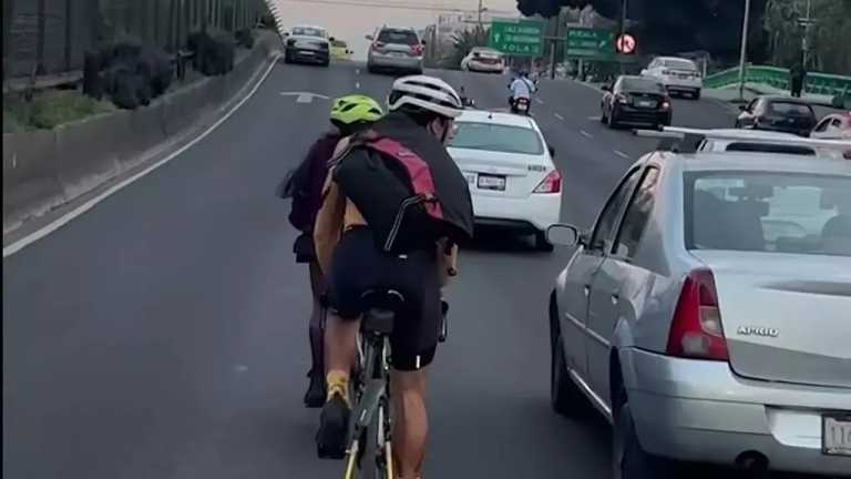 Cada vez es más común ver a ciclistas recorrer su camino en arterias principales de la Ciudad de México (CDMX) retrasando la circulación de los automovilistas y poniendo en riesgo su propia vida