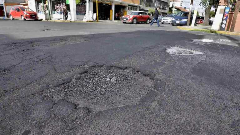 En la CDMX, los baches son un problema prioritario, se calcula que en las calles de esta gran urbe hay más de 80 mil agujeros, que día con día dañan los vehículos y propician diversos accidentes