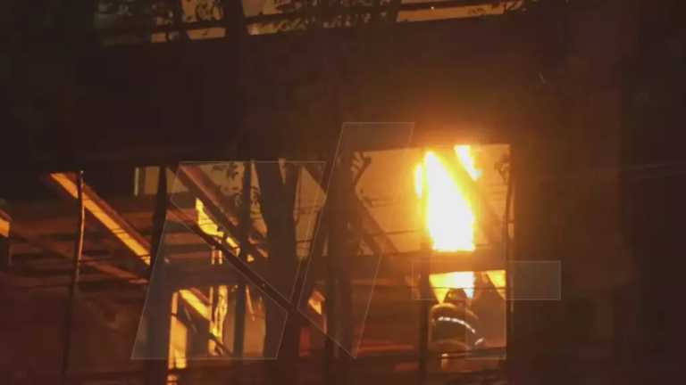 Bomberos de la Ciudad de México controlan un incendio provocado por un tanque de gas en una taquería de la colonia Cuauhtémoc