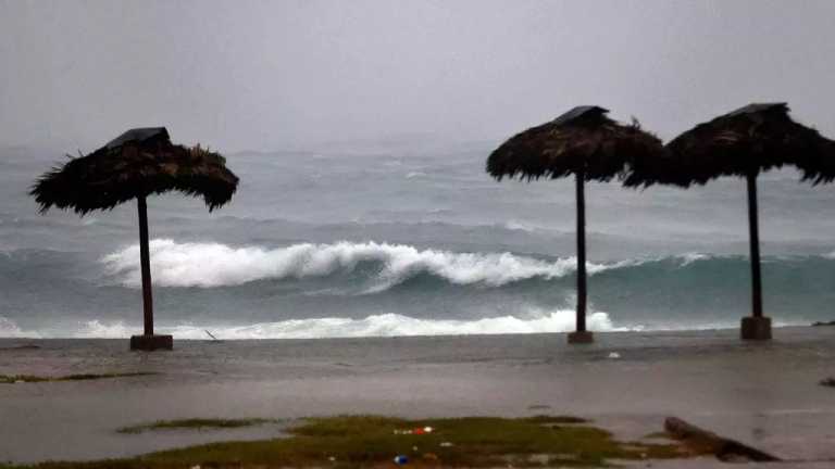 El Servicio Meteorológico Nacional informó que el huracán Rafael se degradó a categoría 2. Se desplaza sobre el Golfo de México a 15 kilómetros por hora