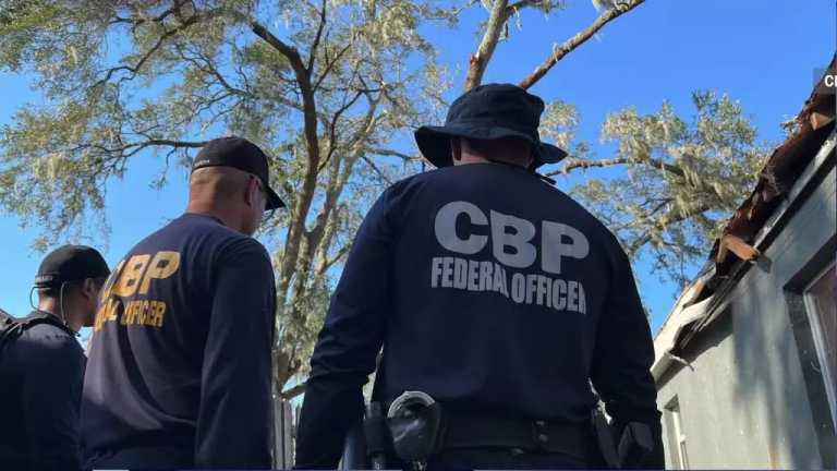 Agentes de la oficina de Aduanas y Protección Fronteriza de EUA, detuvieron a un hombre en San Luis, Arizona cuando intentaba cruzar hacia Sonora 7 rifles de asalto, con sus respectivos cargadores.