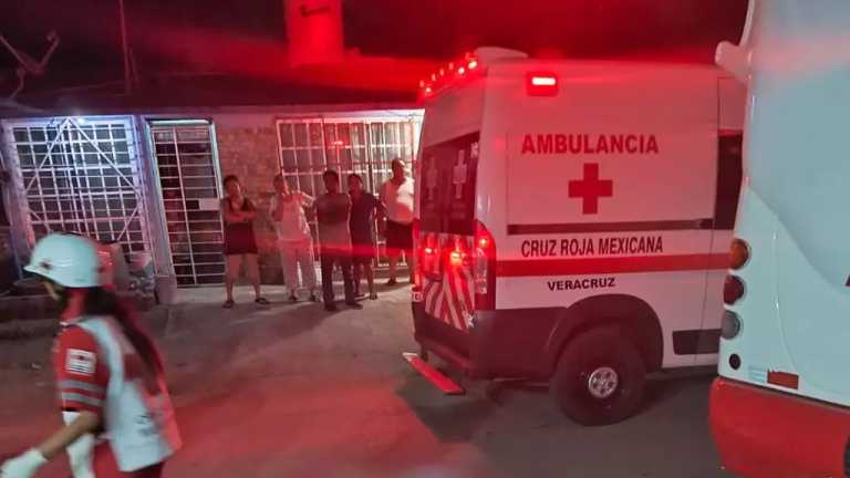 Una pareja perdió la vida al derrapar su motocicleta y chocar, primero contra el portón de una casa, luego con un poste y finalmente con un camión estacionado en la colonia Las Bajadas, en Veracruz.