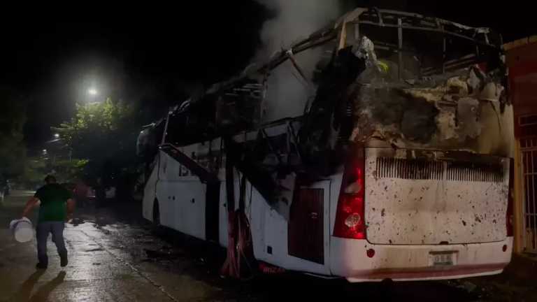 Se registraron dos hechos violentos en el sur de Veracruz, donde lanzaron artefactos explosivos caseros causando el incendio de un autobús en Soconusco y daños en un corralón de grúas en Acayucan.