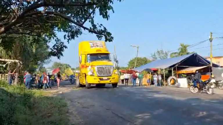 El conductor de un tráiler se lanzó a toda velocidad contra los manifestantes de Vargas que bloqueaban la carretera libre Veracruz-Xalapa, para a exigir mejores condiciones en el transporte público.