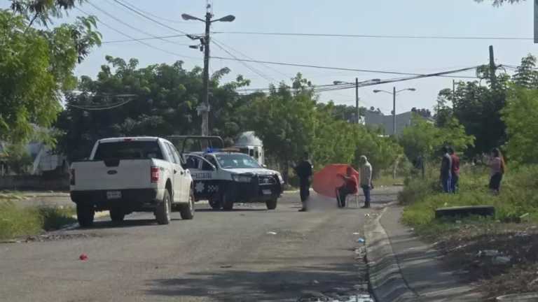 Una mujer de 72 años murió sobre la vía pública en la colonia Oasis del Puerto de Veracruz, cuando se dirigía a comprar sus medicamentos para la presión alta.