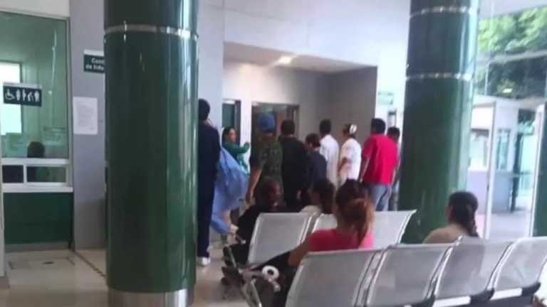 El IMSS en San Luis Potosí informó que revisará la actuación del personal y aplicación de los protocolos en este caso; además de reforzar la capacitación continua en la atención de partos.
Sin embargo mientras que la mantenían en la sala de espera, la paciente se dirigió al sanitario acompañada de su familiar y ocurrió la expulsión.