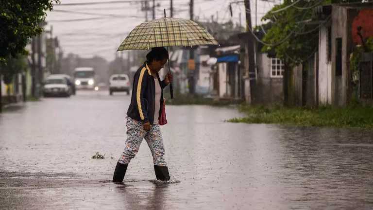 La tormenta tropical Sara avanza con dirección a Belice y la Península de Yucatán. En algunos municipios de la costa de Quintana Roo se registran lluvias esporádicas por el avance del fenómeno, y se prevé que aumenten en las próximas horas