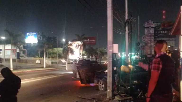 Una jovencita, de 19 años, de edad, perdió la vida y otro joven, de 22 años, quedó lesionado, en un fuerte accidente automovilístico ocurrido sobre la prolongación de la avenida Hidalgo, de Tampico.