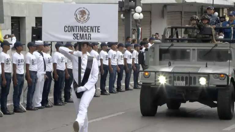 Durante el desfile por el aniversario de la Revolución Mexicana, familiares de los pescadores del barco Roque Rojas 1 protestaron para exigir información sobre el paradero de la embarcación.