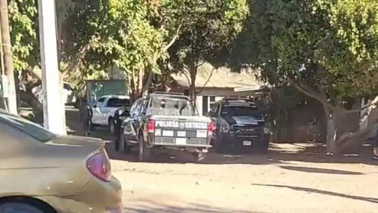 Un enfrentamiento entre presuntos delincuentes en San Ignacio Río Muerto, dejó a un policía municipal herido, así como casas y vehículos con impactos de bala.