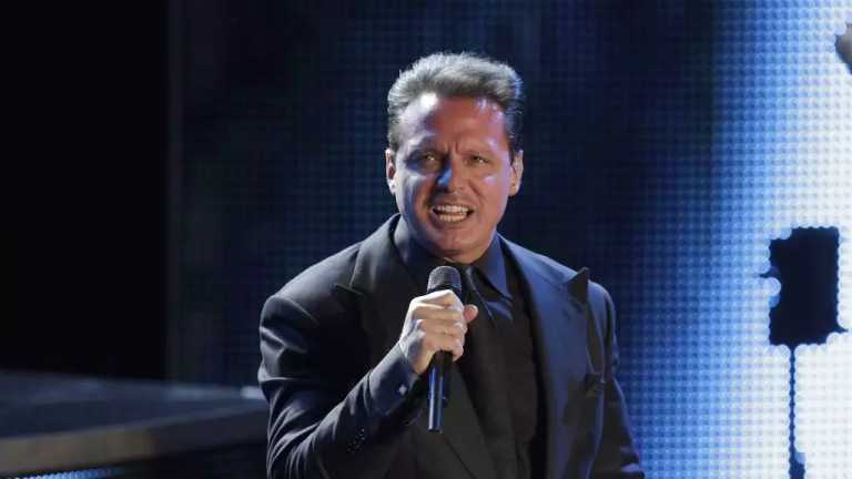 Luis Miguel fue captado viajando en vuelo comercial junto a su novia Paloma Cuevas; el video se hizo viral en redes sociales