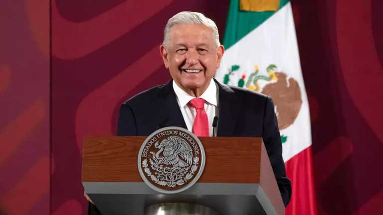 El presidente Andrés Manuel López Obrador (AMLO) tendrá un desayuno de trabajo con la vicepresidenta de Estados Unidos, Kamala Harris, designada por Joe Biden para atender el tema migratorio. Se prevé que en las reuniones de trabajo entre ambos mandatarios se aborden temas como la Alianza para la Prosperidad Económica en las Américas, así como el interés de EUA para que México sea más vocal en la implementación de sanciones a Rusia por la invasión a Ucrania. Ariel Moutsatsos tiene los detalles.