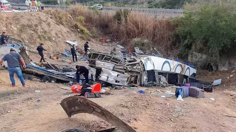 Autoridades y equipos de rescate se encuentran realizando servicios periciales y laborando en el retiro del camión turístico que volcó en la autopista Jala-Compostela Nayarit el cual dejó un saldo, hasta el momento, de 15 muertos y 24 heridos