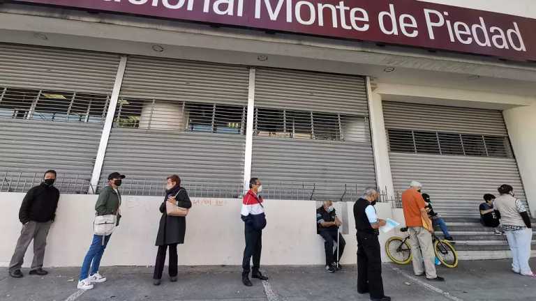 Con los gastos del año que llega, muchas personas echan mano de sus bienes y los empeña temporalmente en el Monte de Piedad para sobrellevar la cuesta de enero