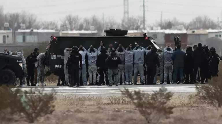 Familiares de presos del Cereso número 3 de Ciudad Juárez, Chihuahua, señalaron a En Punto que para poder realizar visitas y entregar objetos debían pagarles a custodios, y algunos, la noche de Año Nuevo pagaron por quedarse dentro del penal