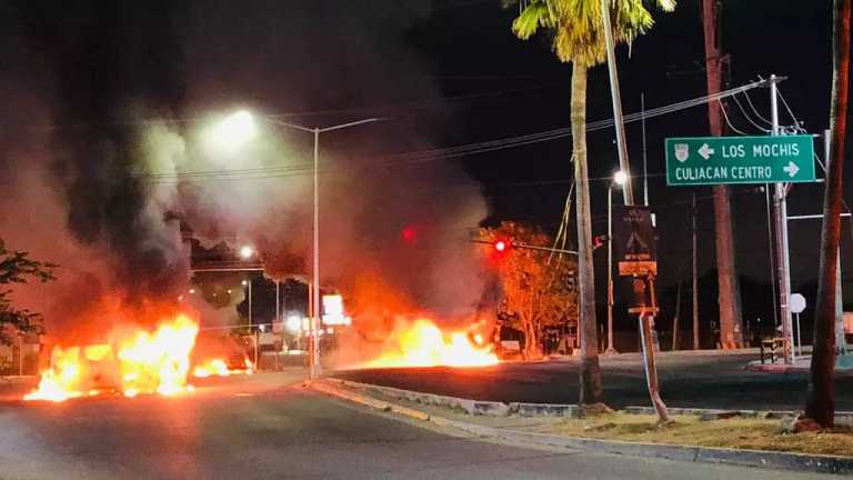 Al menos cuatro autobuses de turismo que salieron de la
central en Culiacán, Sinaloa, fueron quemados tras las balaceras y bloqueos que
se registran en varios puntos de la ciudad