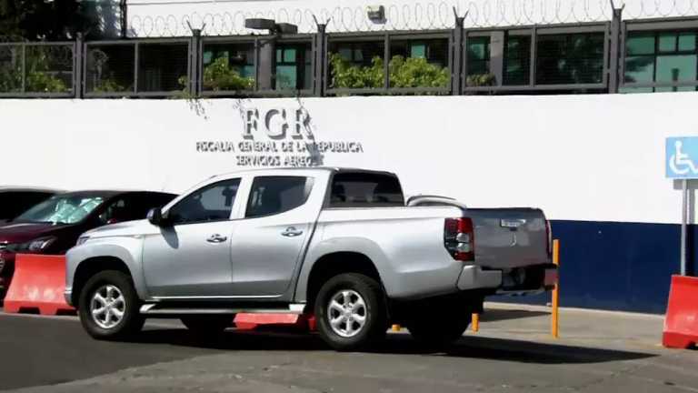 Un convoy trasladó a Ovidio Guzmán al hangar de la Fiscalía General de la República (FGR), el cual fue resguardado en todo momento por fuerzas de seguridad con equipo táctico