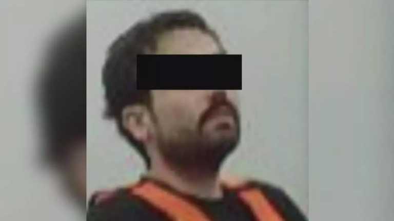 Se dio conocer una imagen de Ovidio Guzmán tras su detención. La fotografía fue tomada en la Fiscalía Especializada en materia de Delincuencia Organizada de la Ciudad de México. Luce con barba y bigote