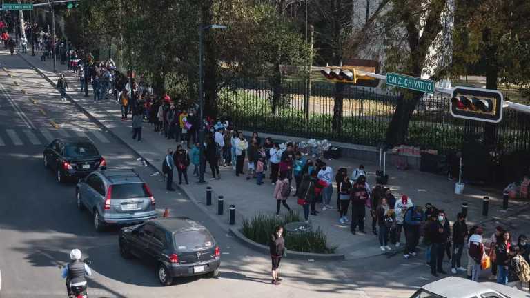 Tras el caos y las filas kilométricas, las autoridades dieron a conocer los detalles para que los estudiantes reciban la beca en la macrosede