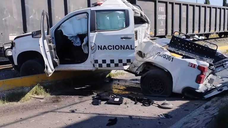 Un tren embistió a una camioneta de la Guardia Nacional que intentó ganarle el paso en las vías, en Celaya, Guanajuato; dos agentes fallecieron y tres presentan lesiones graves