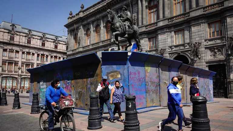 Autoridades de la Ciudad de México (CDMX) colocaron vallas metálicas en algunos monumentos y edificios debido a la marcha del 8M que se realizará con motivo del Día Internacional de la Mujer