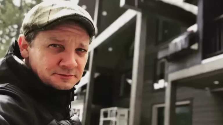 Jeremy Renner continúa con su rehabilitación tras el accidente sufrido con una máquina quitanieves, hace cuatro meses. En un video, el actor mostró su recuperación sobre una caminadora