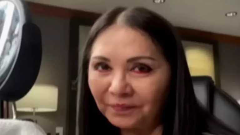 Ana Gabriel se convirtió en blanco de críticas luego de que hizo una transmisión en vivo en sus redes sociales y regañó a su asistente por interrumpir el video en directo que tenía con sus seguidores