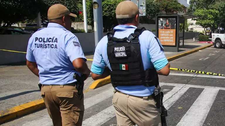 En Acapulco, luego de una riña entre comerciantes y turistas, un hombre aborda un vehículo, saca una pistola y dispara al aire, en plena Costera Miguel Alemán