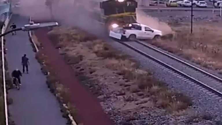 Una cámara captó el momento en que una camioneta fue embestida y arrastrada por el tren en Ecatepec, Estado de México (Edomex). Dos personas resultaron heridas por este accidente