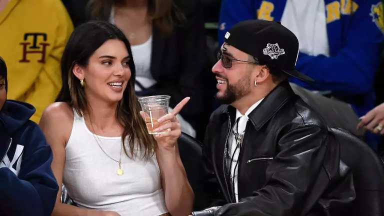 Kendall Jenner y Bad Bunny siguen paseando y mostrándose amorosos y ahora fueron captados en un partido de basquetbol entre Lakers y Warriors