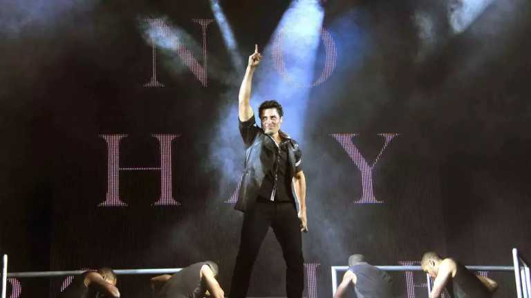 Chayanne apareció en un video de su nuevo tema "Bailando Bachata", donde saca los pasos prohibidos, pero al parecer la gente reaccionó al video de manera preocupante