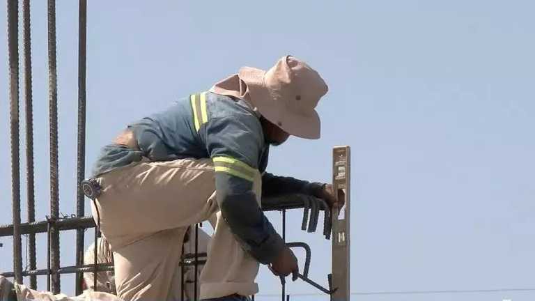 En Ciudad Madero más de 200 trabajadores principalmente de la construcción superan los 50 años, recomiendan extremar medidas por intensa ola de calor