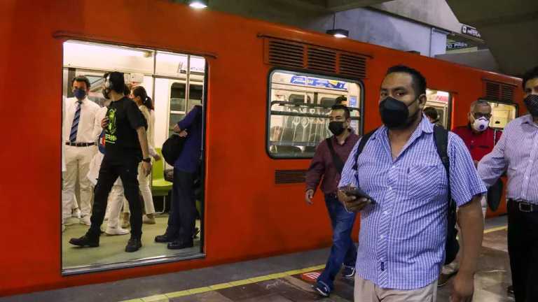 Usuarios del transporte público en la Ciudad de México denuncian las malas condiciones en la estación Pantitlán de la Línea 9 del Metro CDMX