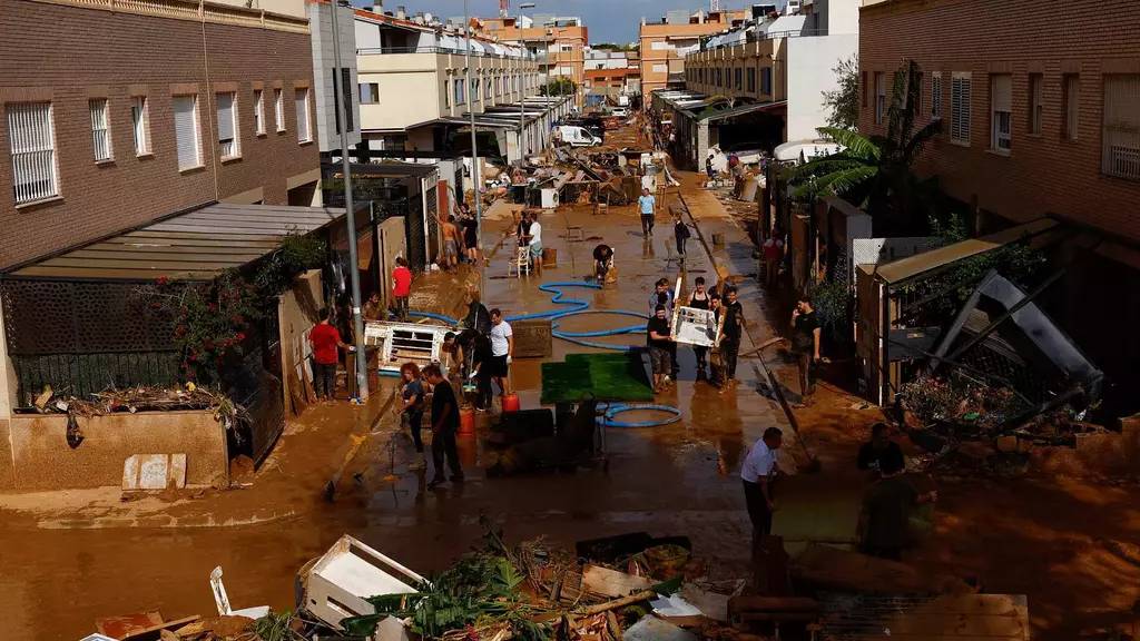 Cuerpos de Rescate Siguen Buscando Cuerpos por Devastación por DANA en Valencia, España