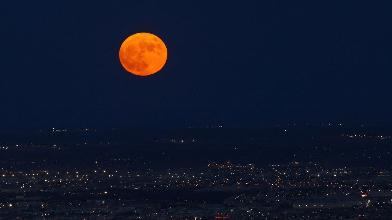 Súper Luna Azul Embellece el Cielo del Planeta