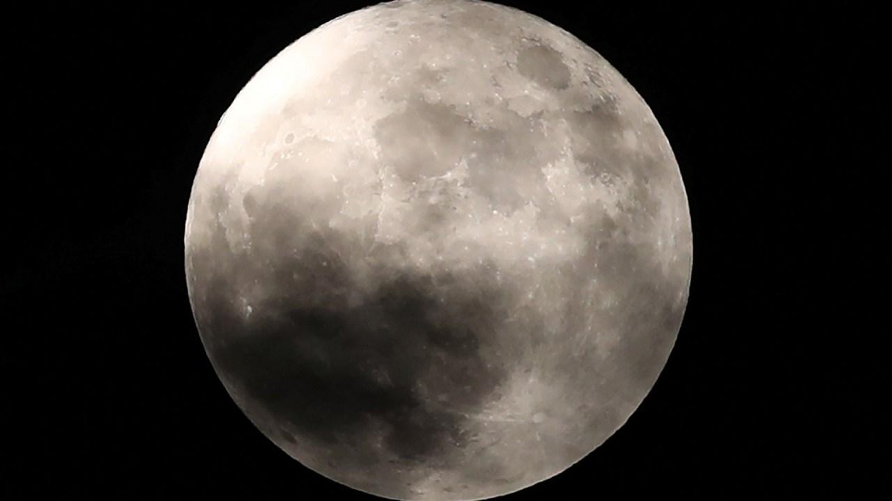 Súper Luna Azul Embellece el Cielo del Planeta