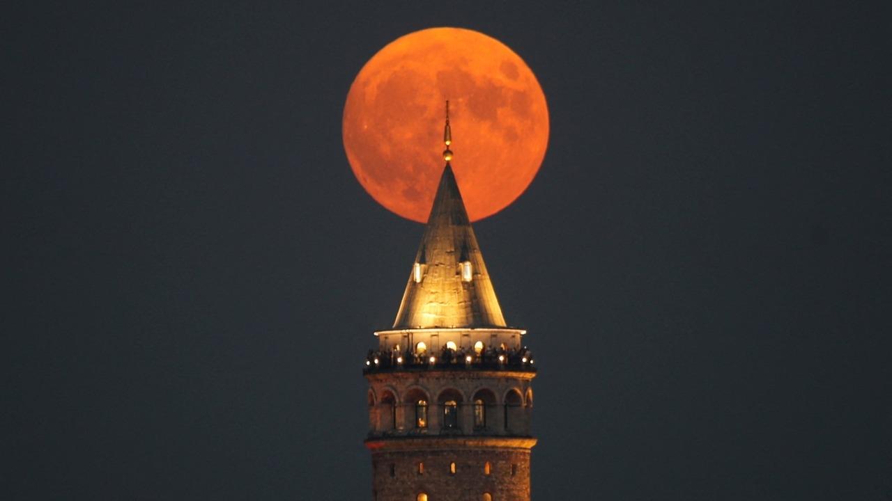 Súper Luna Azul Embellece el Cielo del Planeta