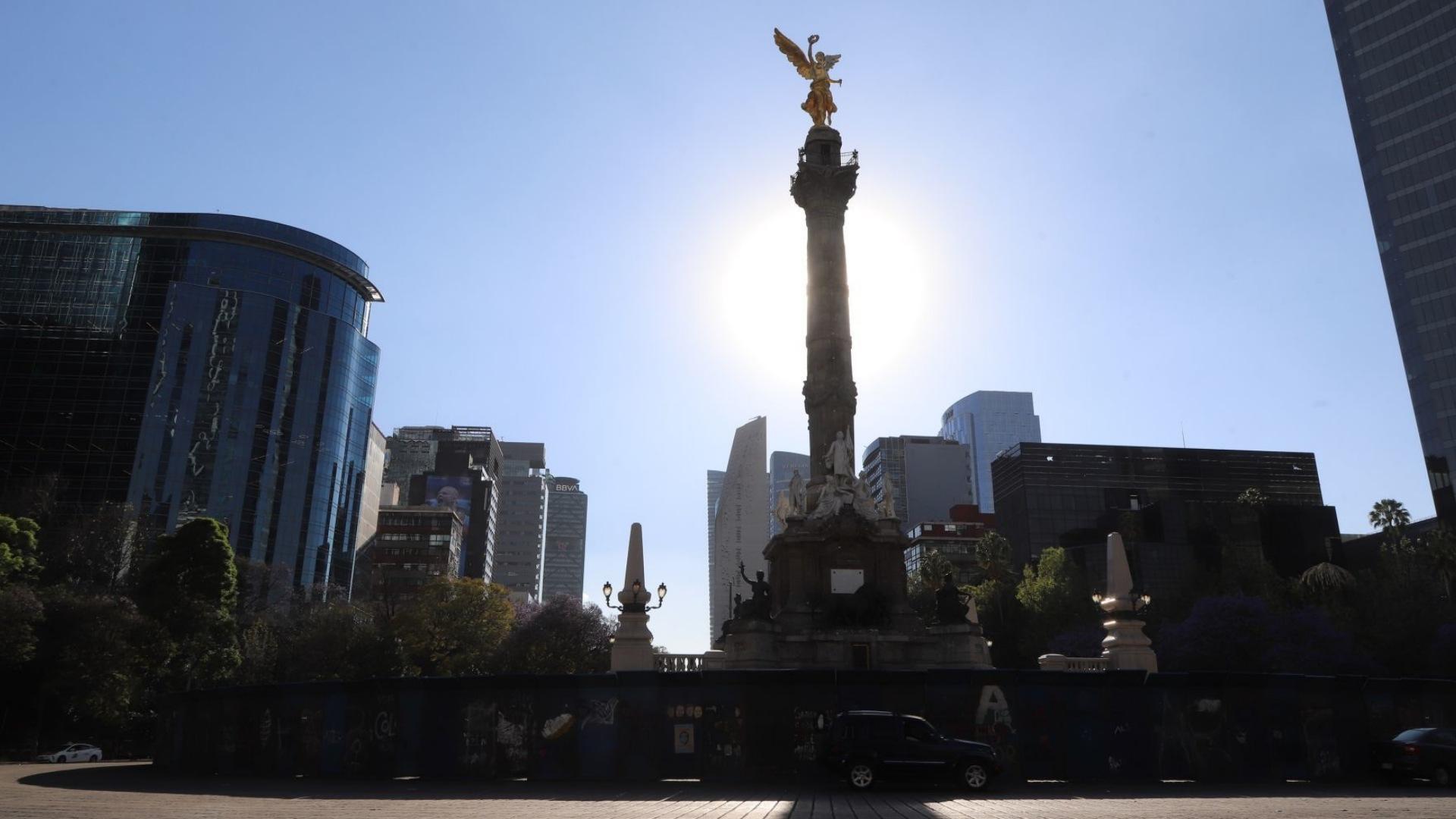 Colocan vallas metálicas en algunos edificios emblemáticos de la CDMX, previo a la marcha por el 8M