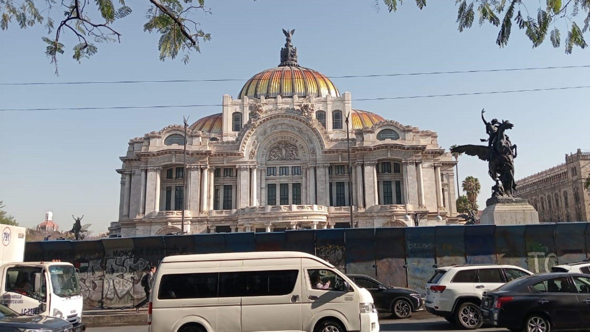 Colocan vallas metálicas en algunos edificios emblemáticos de la CDMX, previo a la marcha por el 8M