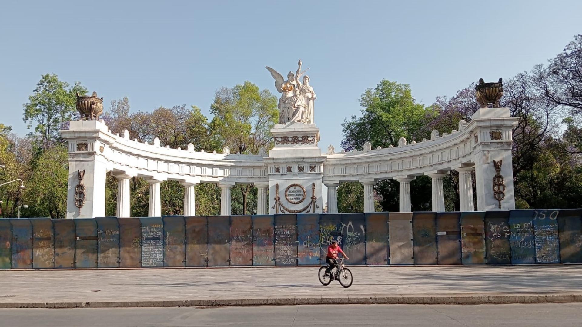 Colocan vallas metálicas en algunos edificios emblemáticos de la CDMX, previo a la marcha por el 8M