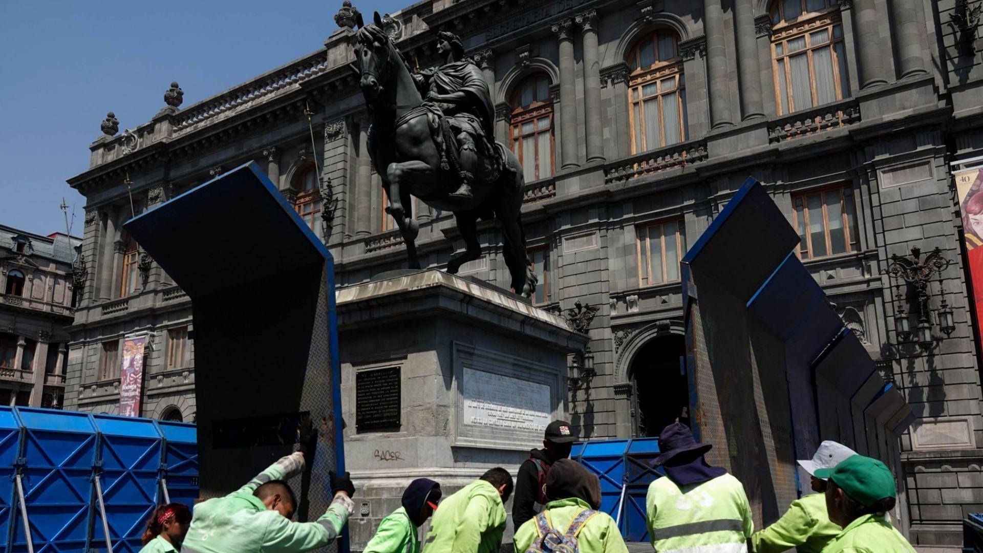 Colocan vallas metálicas en algunos edificios emblemáticos de la CDMX, previo a la marcha por el 8M