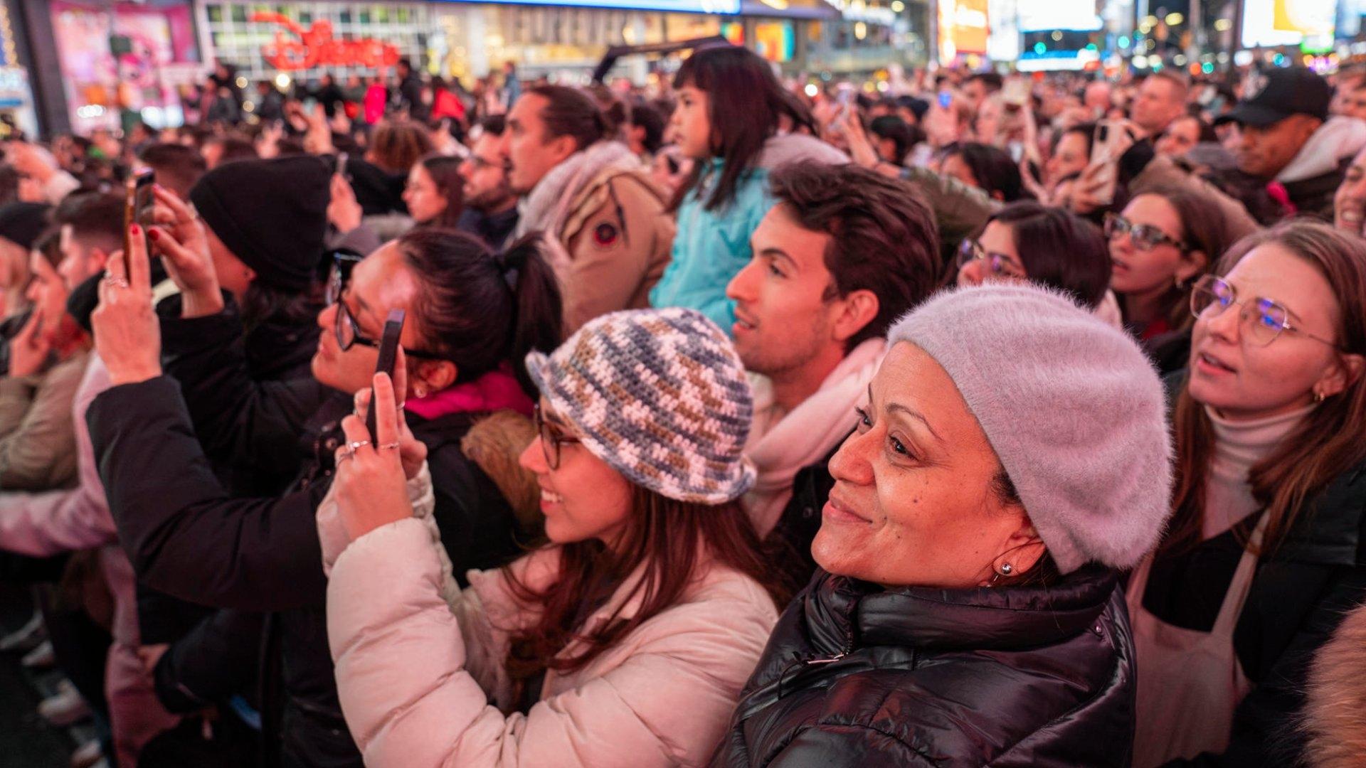 Shakira Paraliza Times Square con Concierto Gratis; Asisten Miles de Personas