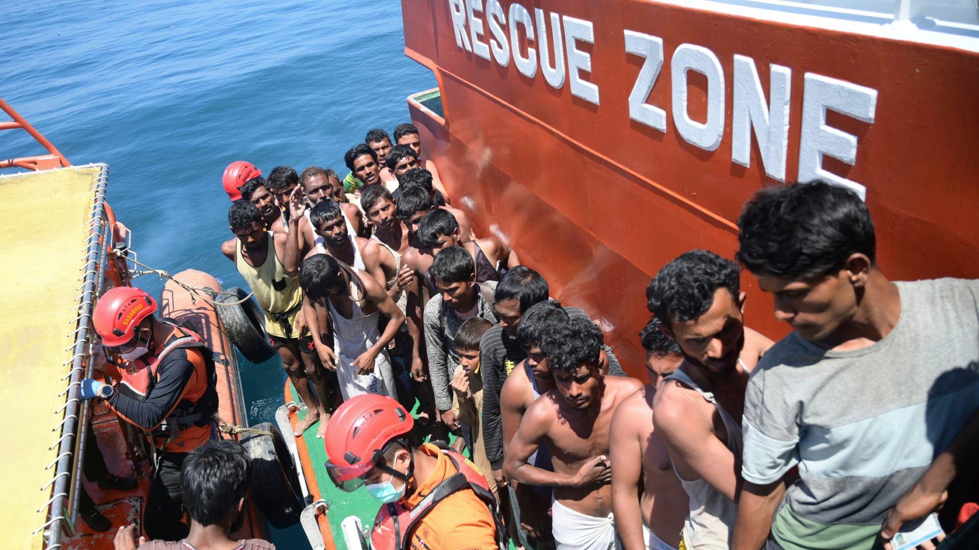Fotos | Indonesia Localiza Barco que Naufragó con Decenas de Rohinyas; Inicia Rescate