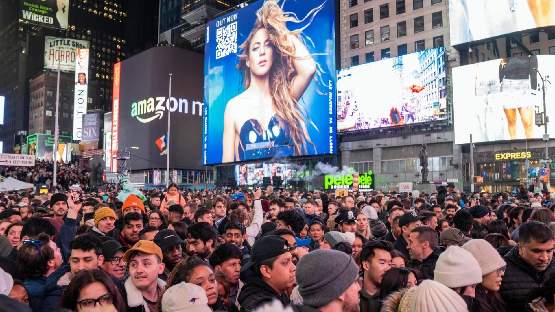 Shakira Paraliza Times Square con Concierto Gratis; Asisten Miles de Personas