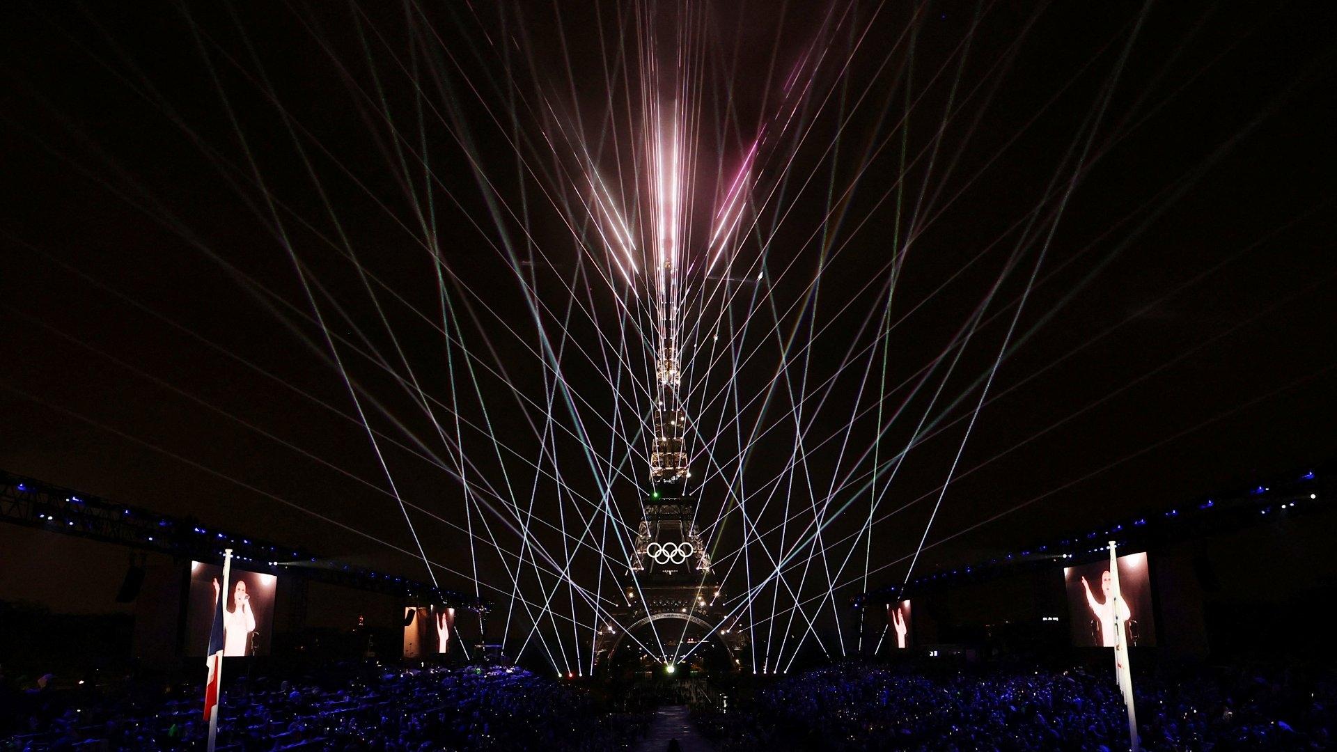 Un Inicio de Oro para París 2024: Céline Dion Deslumbra desde la Torre Eiffel