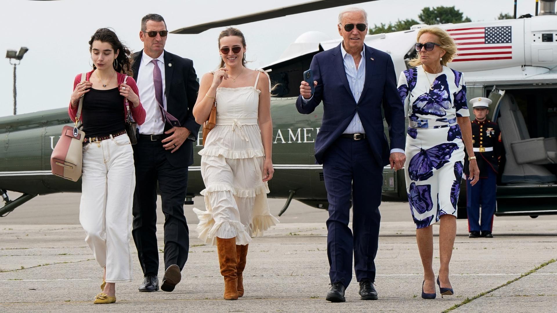 Familia Cobija a Joe Biden y le Pide Continuar su Campaña Electoral