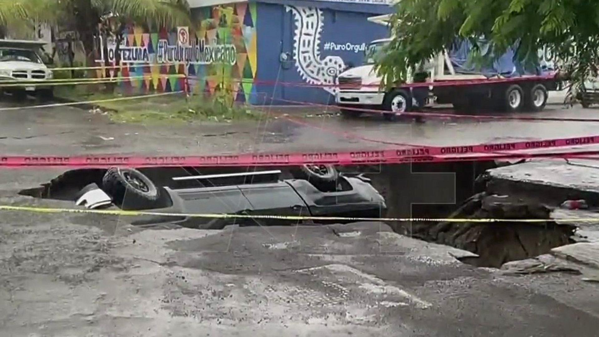 Camioneta Cae en Enorme Socavón Provocado por Fuertes Lluvias en Veracruz