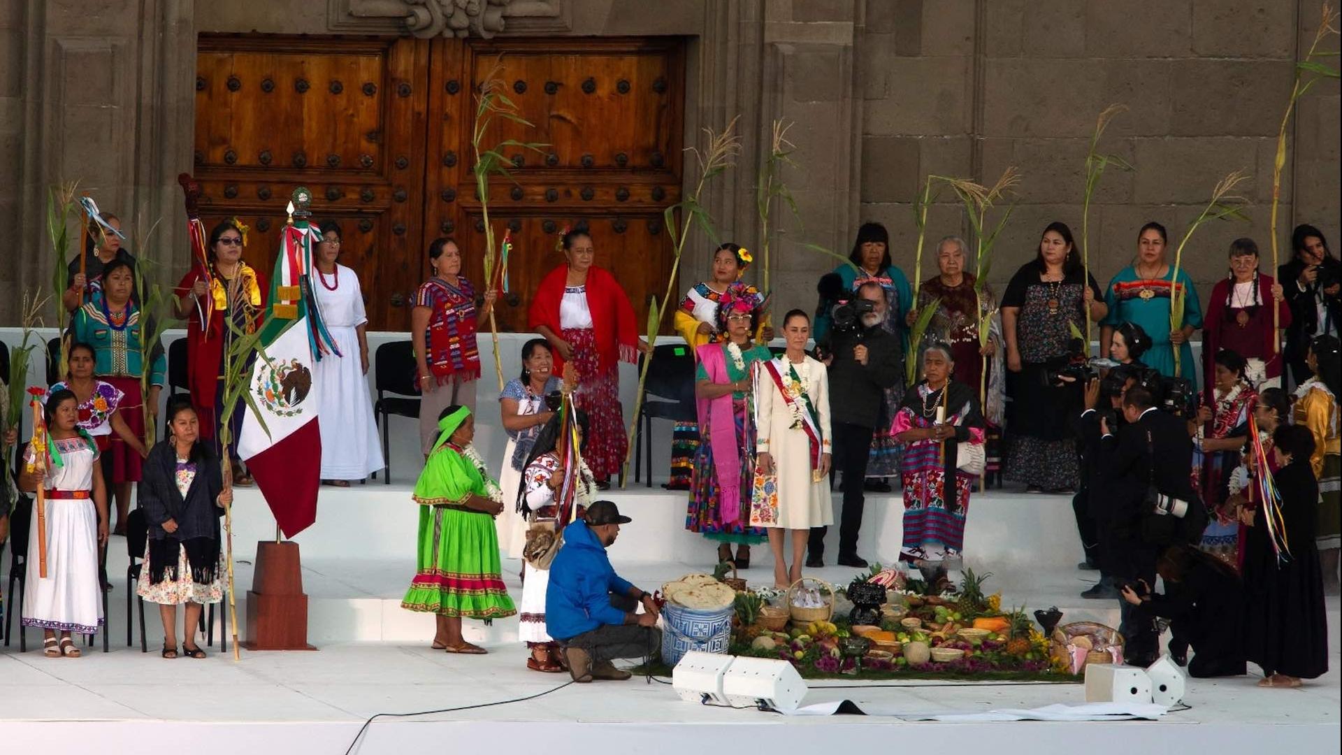 Claudia Sheinbaum Recibe Bastón de Mando de Parte de Representantes Indígenas